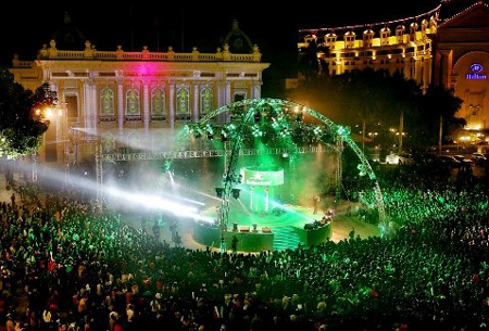 Biển người trong Heineken countdown Party tại Quảng trường Nhà hát Lớn Hà Nội